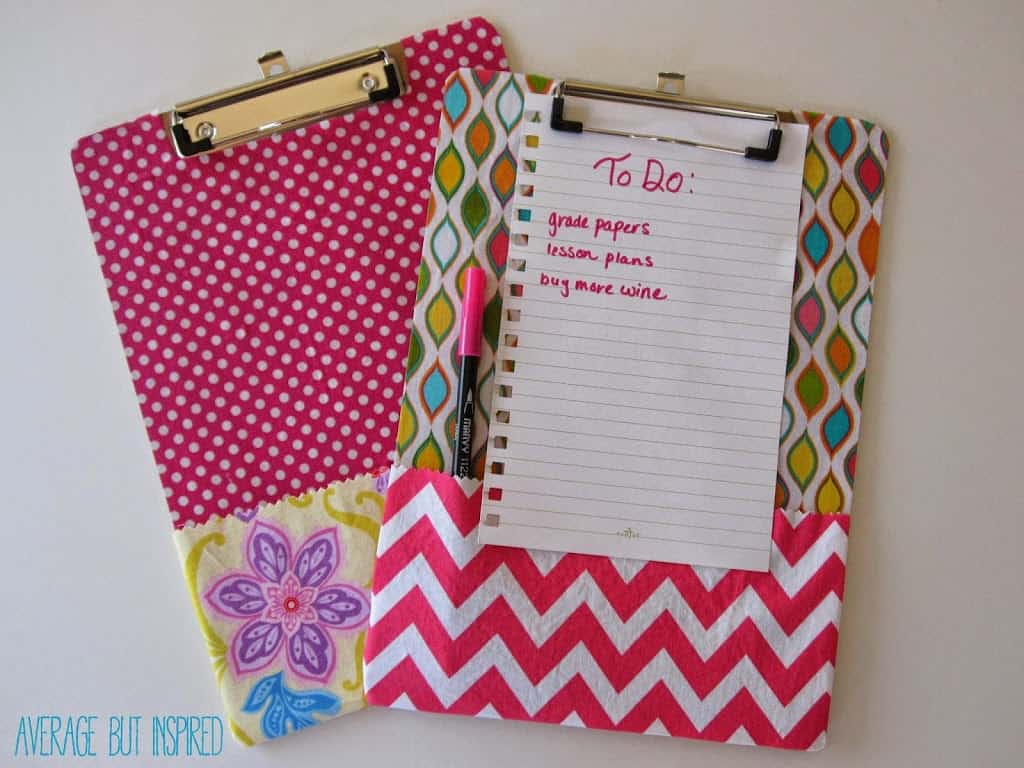 These fabric covered clipboards with bottom pockets are an easy DIY project and make a PERFECT gift for teachers or students!