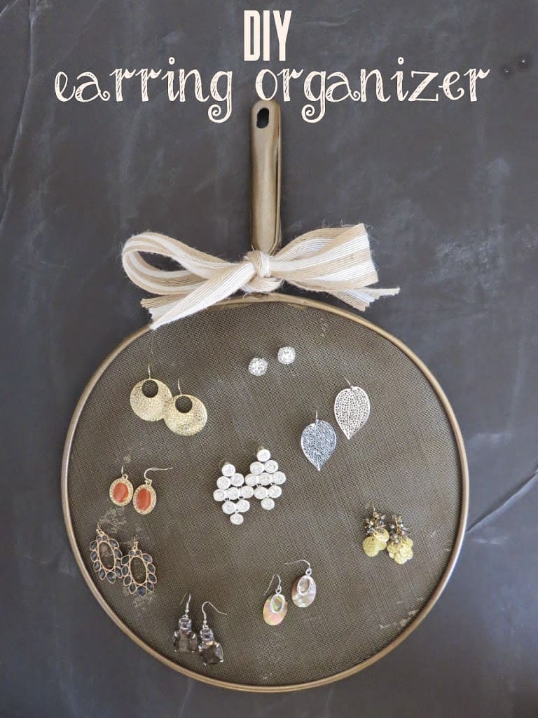 Screen store earring holder