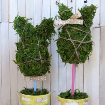 These moss bunny topiaries are SO CUTE for Easter and spring!
