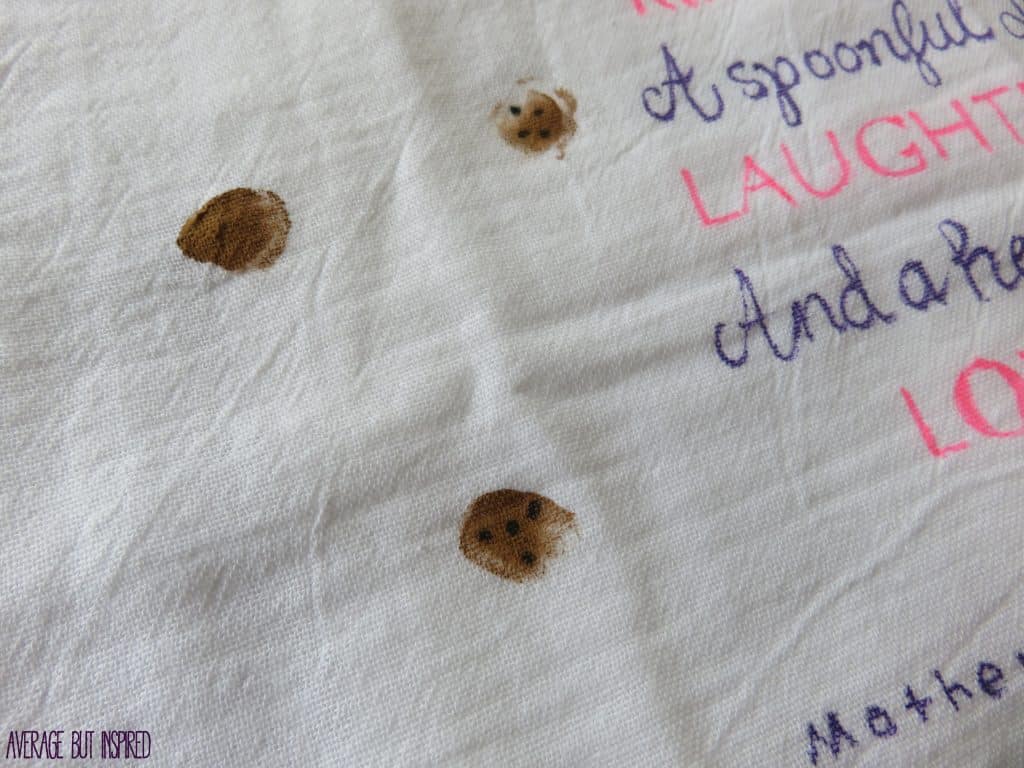 Turn kids' thumbprints into cookies on a cute tea towel. It's the perfect gift for a mom or grandma who bakes! Plus, the free downloadable quote can be used as a template for your own tea towel!