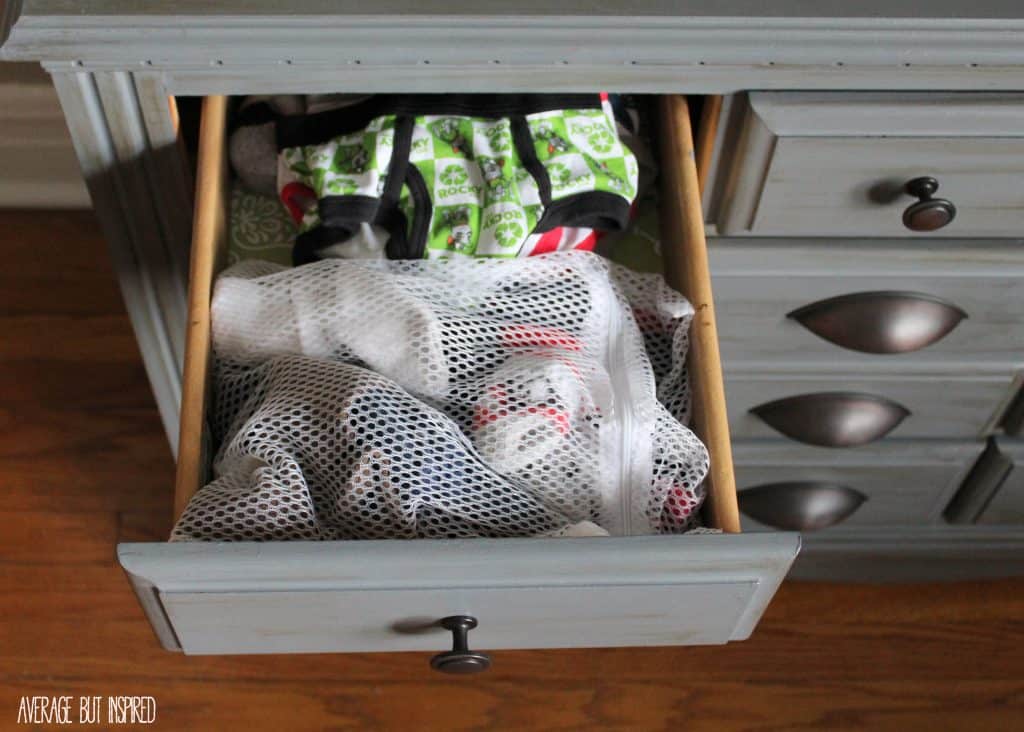 Mesh laundry bags from the dollar store are a GREAT organization tool! This post gives you lots of ideas on how to use them to get organized!