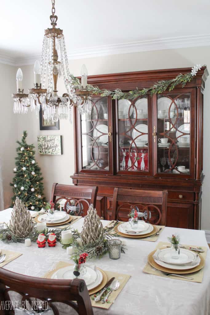 This post has great ideas for decorating your dining room for Christmas! 5 manageable tips will have you decking the halls in no time! #ad