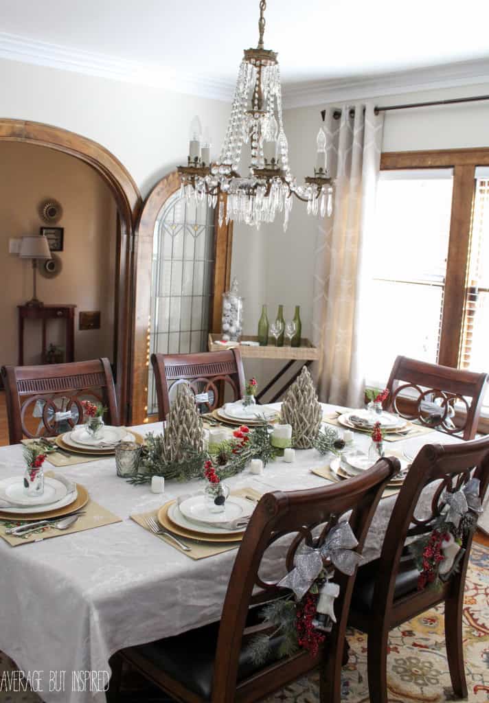 This post has great ideas for decorating your dining room for Christmas! 5 manageable tips will have you decking the halls in no time! #ad