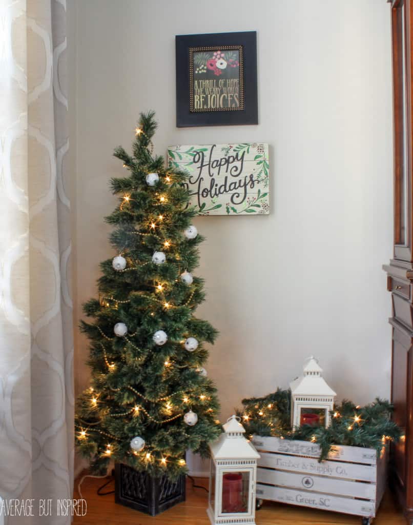 This post has great ideas for decorating your dining room for Christmas! 5 manageable tips will have you decking the halls in no time! #ad