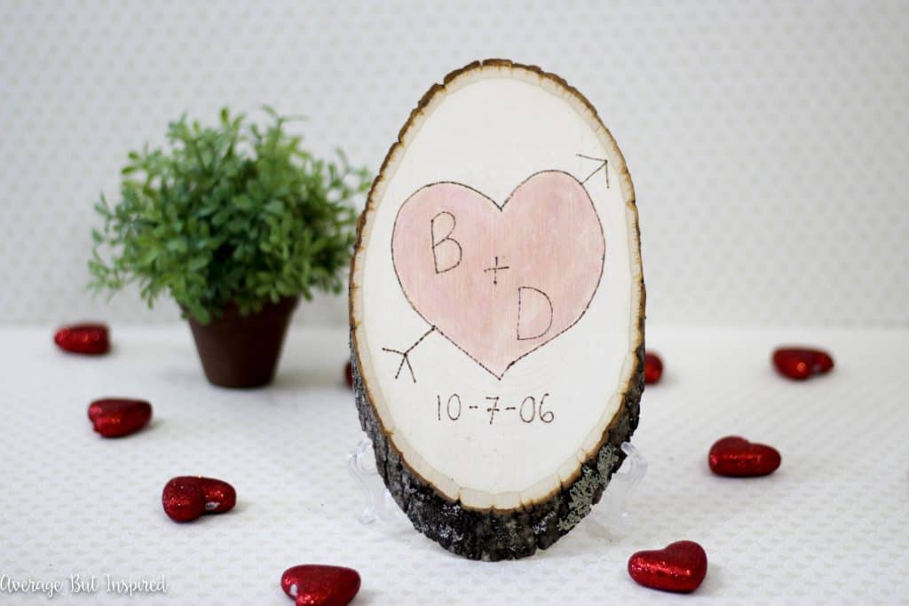 Cute! This DIY Carved Heart Wood Slice is a quick and easy project that's a perfect Valentine's Day gift, anniversary gift, wedding or engagement gift! Get the full tutorial here!