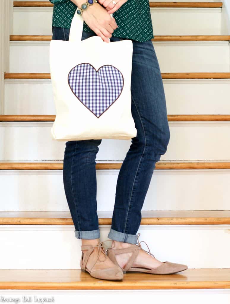 No sewing skills needed to make a cute fabric tote bag! This is a great gift idea. 