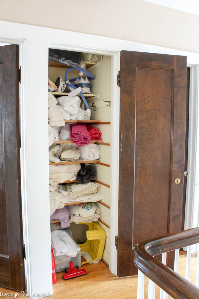 This organized linen closet makeover is something to see! A once messy and dysfunctional linen closet is now beautiful and neat, thanks to these linen closet organization tips. #linencloset #organization #linenclosetorganization