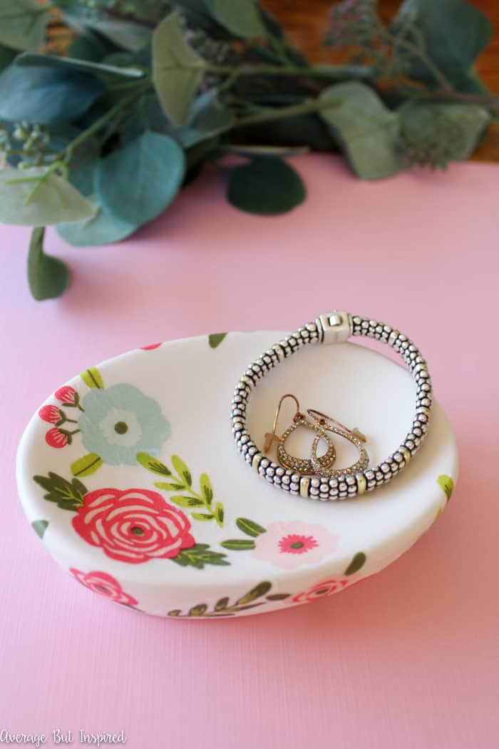 This has to be the easiest DIY trinket dish ever! With a few simple and inexpensive supplies, you can make an adorable trinket dish to store your jewelry and other treasures. A perfect ladies' craft night project or quick weekend craft - this is a project everyone can do!