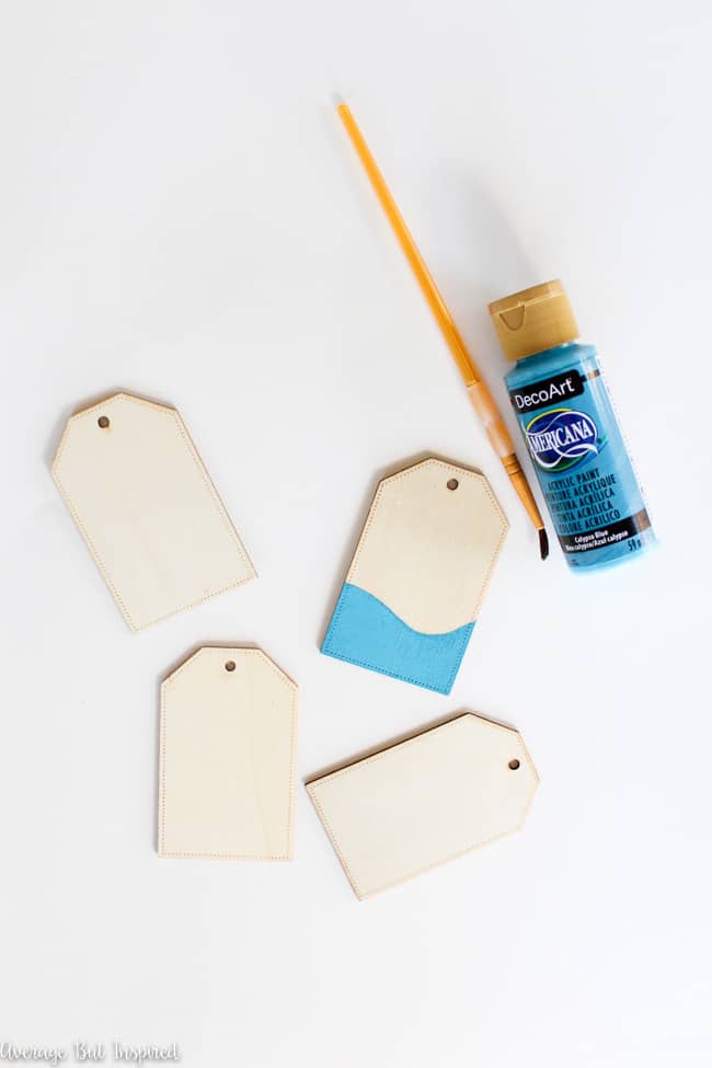 Add a dash of fun to your vacation with these cute DIY Glitter Luggage Tags! Make your own sparkly luggage tags without the mess, and travel in style.