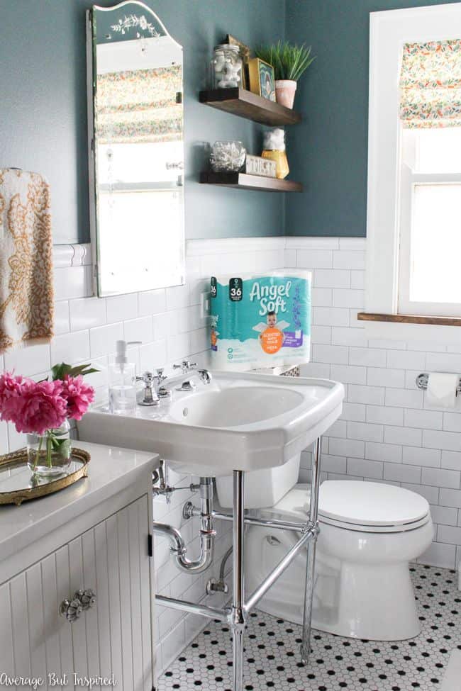 SO helpful! Read this post to get five tips for getting your bathroom guest ready! No stress, no fuss - it's easy to have a great guest bathroom!