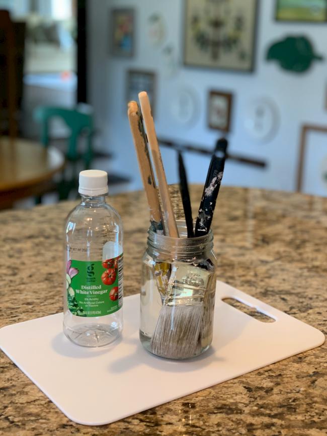 https://averageinspired.com/wp-content/uploads/2020/04/soften-dried-paint-brushes-in-vinegar.jpg