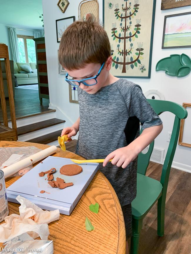 Pressed flower crafts are a wonderful nature craft! Learn to make pressed flower plaques in this post.