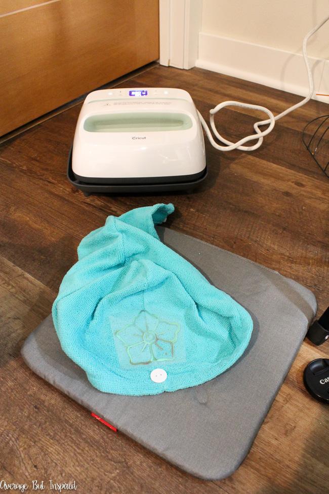 Cricut EasyPress 2 lets you quickly and correctly apply iron-on vinyl to fabric and wood.