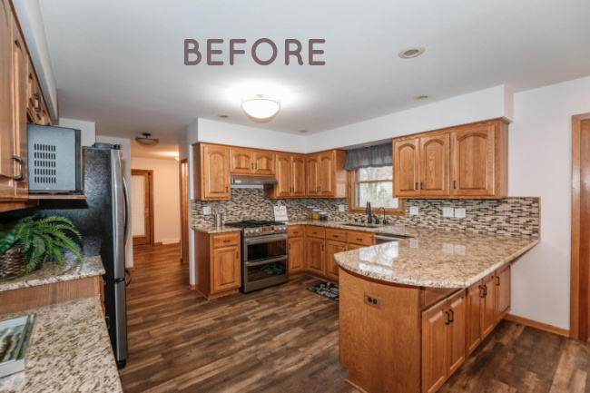 The BEFORE of this 1990s kitchen had oak cabinets, brown mosaic backsplash, and brown countertops.