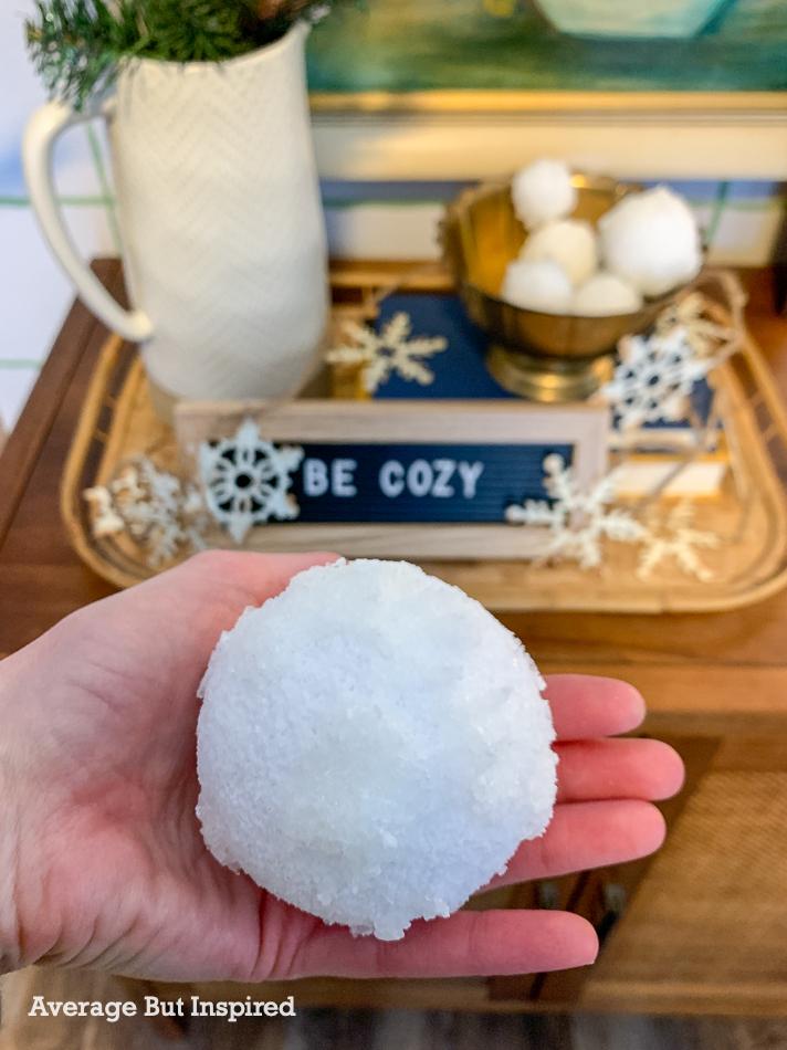 Learn how to make fake snowballs for decor or crafts. It's very easy and makes for a wonderful winter decor accessory for any space!